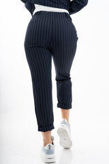 modella indossando Pantalone gessato blu con elastico in vita e risvolto regolabile colore