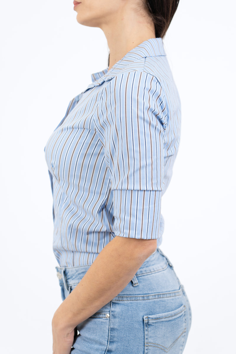 modella indossando Camicia rigata avvitata in cotone – celeste colore