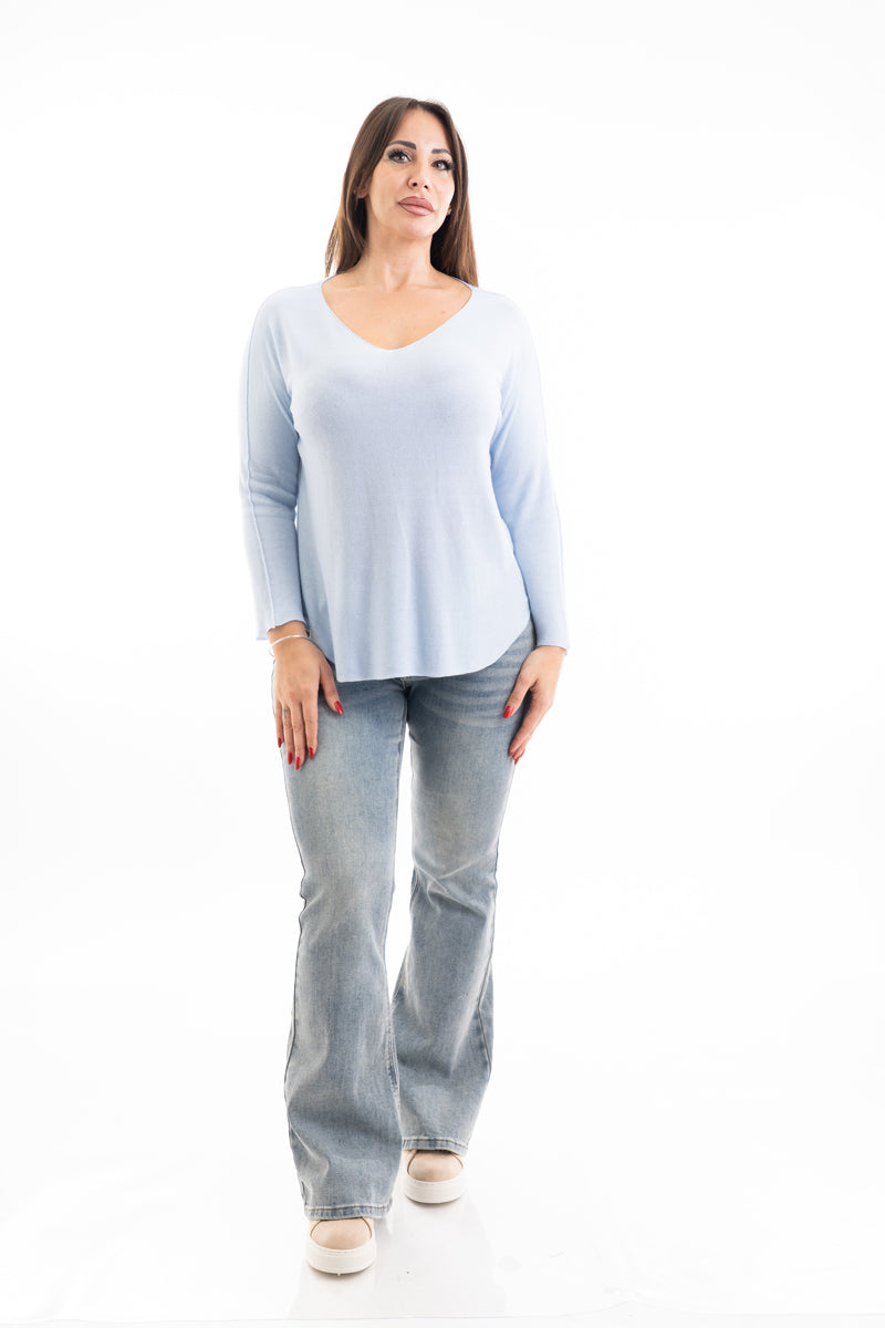 modella indossando Maglia over scollo V in misto viscosa con bordo pulito colore