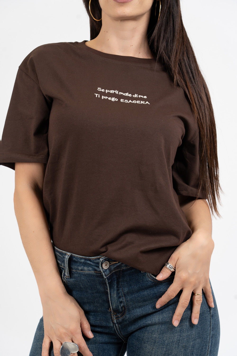 T-shirt scritta “Se parli male di me ti prego esagera”