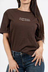 T-shirt scritta “Se parli male di me ti prego esagera”