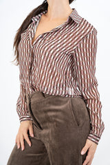 modella indossando Camicia in georgette velata fantasia Optical Cube colore