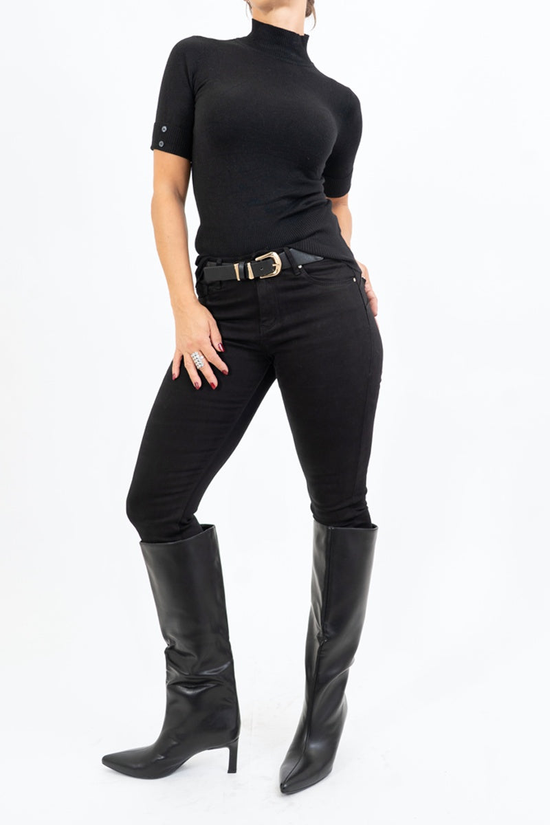 modella indossando Stivali alti in ecopelle nera con tacco 6cm e punta affusolata colore