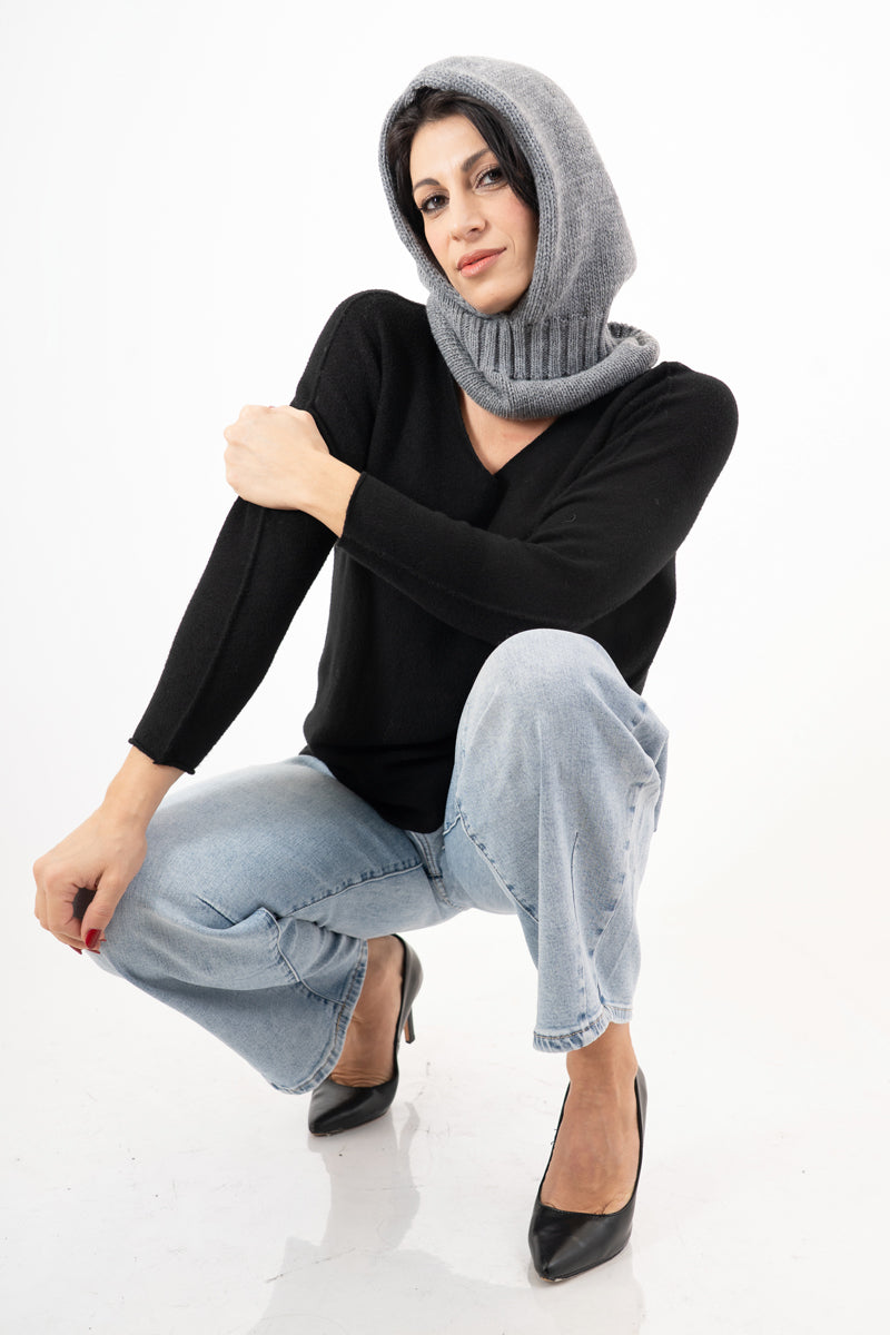modella indossando Balaclava in maglia morbida Made in Italy colore