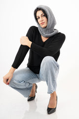 modella indossando Balaclava in maglia morbida Made in Italy colore