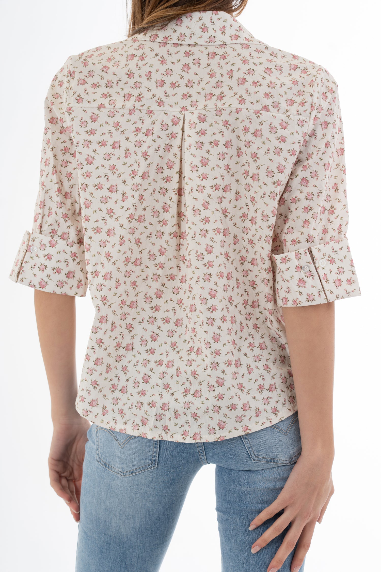 modella indossando Camicia in cotone 100% fantasia floreale provenzale con manica al gomito colore