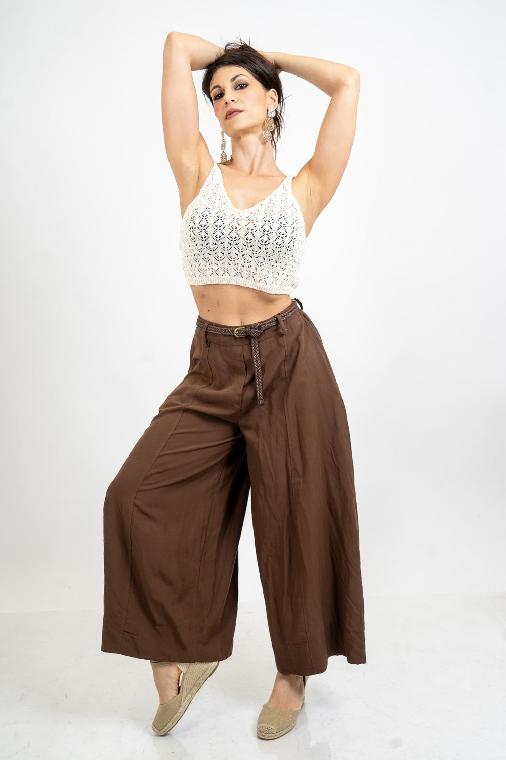 Pantalone balloon cropped in misto lino con cintura intrecciata.