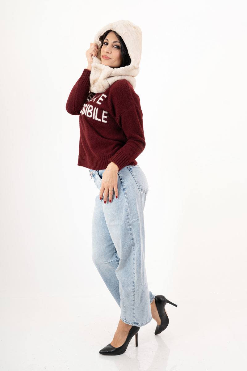 modella indossando Maglione girocollo con scritta “Bella e impossibile” in misto lana Made in Italy colore