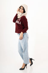 modella indossando Maglione girocollo con scritta “Bella e impossibile” in misto lana Made in Italy colore