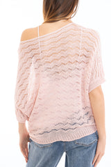 modella indossando Maglia traforata pipistrello a manica al gomito Made in Italy colore