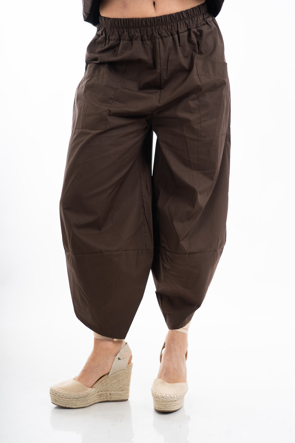 modella indossando Pantalone ampio in cotone con tasconi e fondo con apertura laterale colore