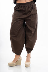 modella indossando Pantalone ampio in cotone con tasconi e fondo con apertura laterale colore