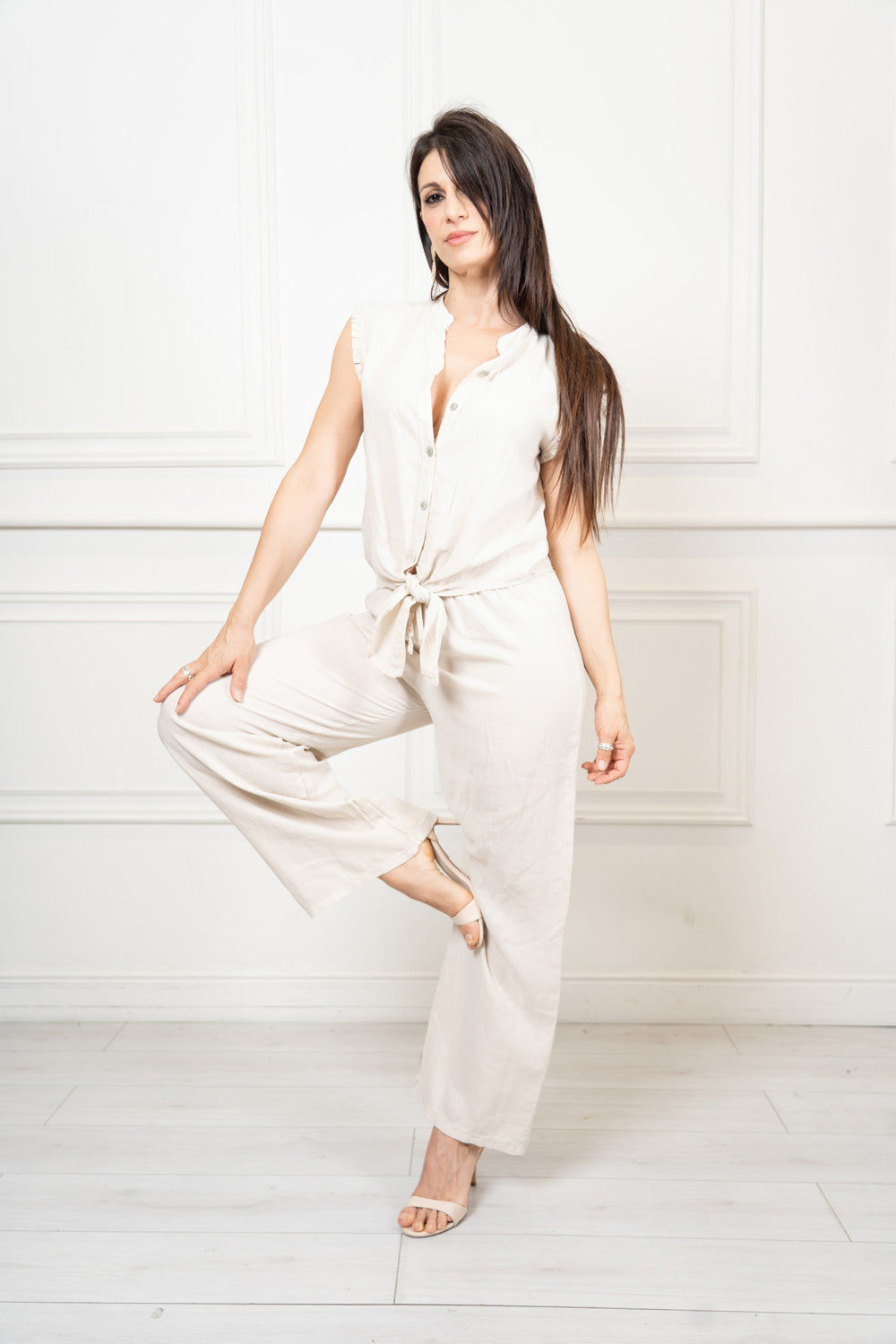 modella indossando Pantalone dritto in lino e viscosa coordinato colore Beige Unica