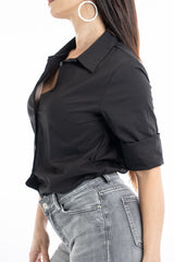 modella indossando Camicia nera in cotone elasticizzato leggermente avvitata colore