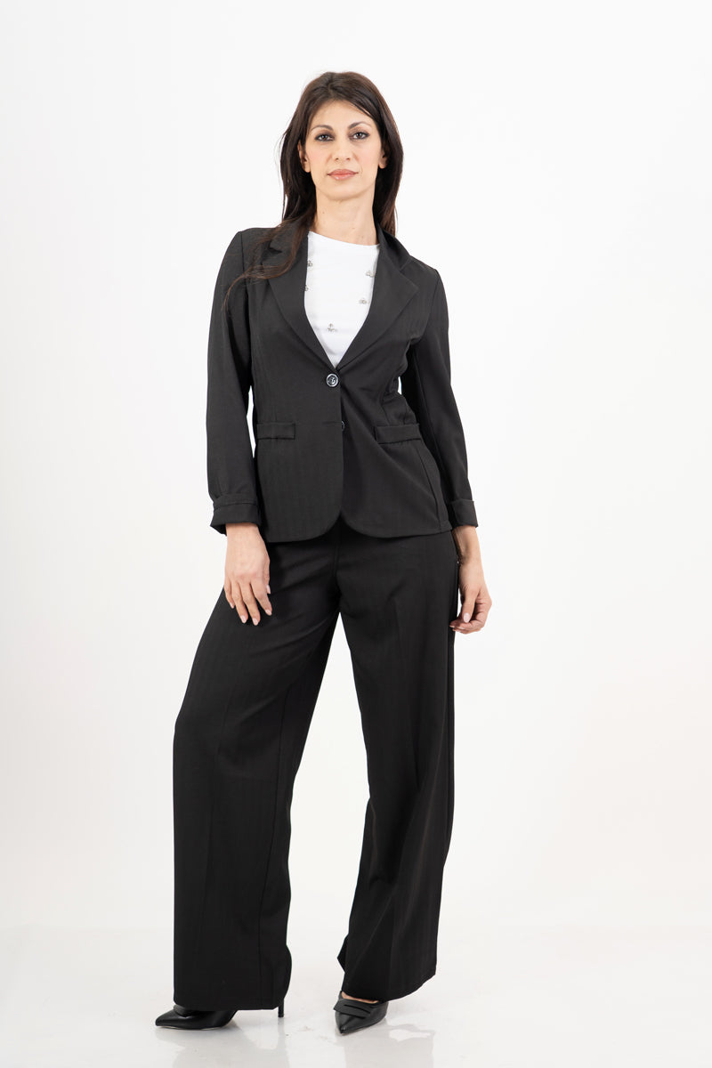 modella indossando Giacca avvitata rigata spinata nera colore