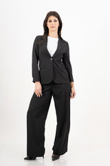 modella indossando Giacca avvitata rigata spinata nera colore