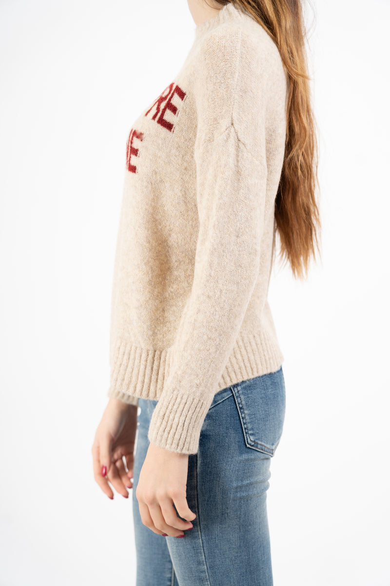 modella indossando Maglione girocollo con scritta “Ho sempre ragione” in misto lana Made in Italy colore