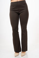 modella indossando Pantalone donna punto Milano marrone elasticizzato a zampetta vita alta colore