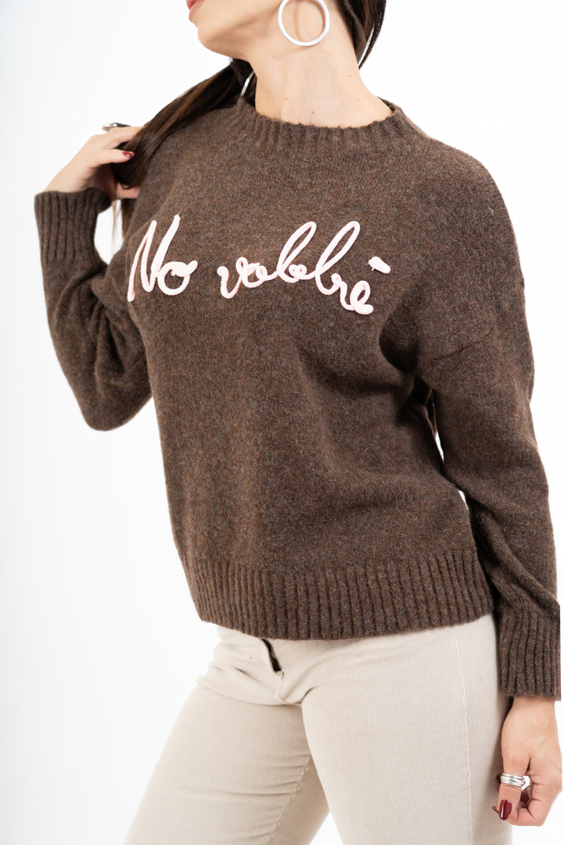 modella indossando Maglione girocollo “No vabbè” in misto lana ricamato colore