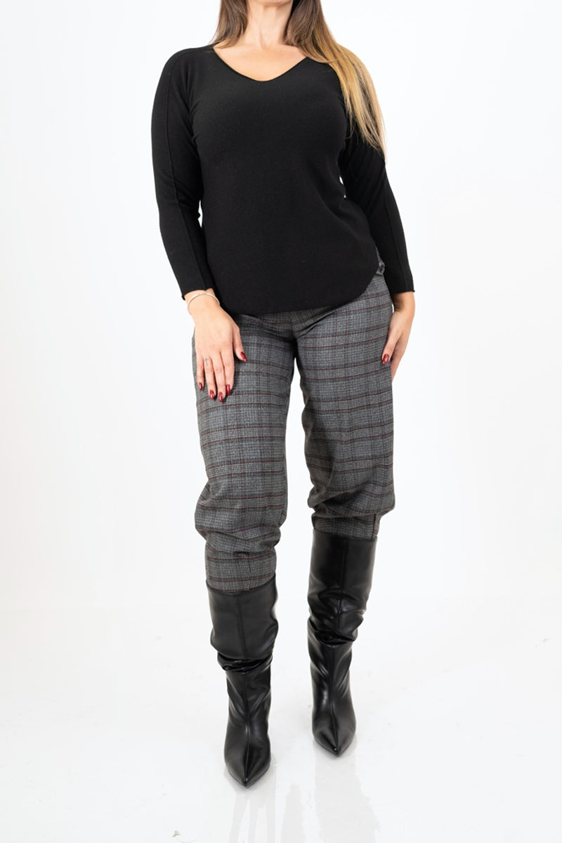 modella indossando Maglia SoftVibe in misto viscosa scollo a V colore