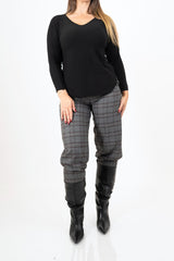 modella indossando Maglia SoftVibe in misto viscosa scollo a V colore