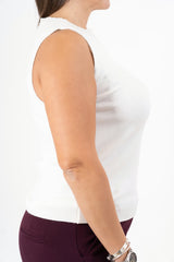 modella indossando Gilet smanicato in maglia viscosa con bordi a costina colore