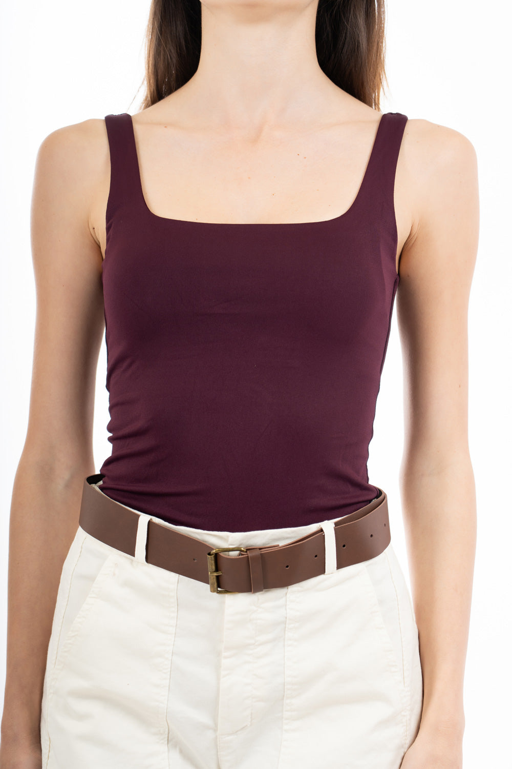 modella indossando Top canotta in maglina elasticizzata con scollo quadro colore Prugna Unica