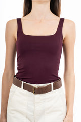 modella indossando Top canotta in maglina elasticizzata con scollo quadro colore Prugna Unica