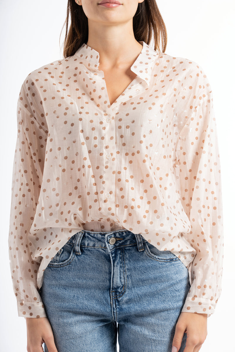 modella indossando Camicia velata a pois in tencel con collo coreano colore Beige Unica