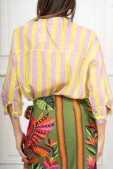modella indossando Camicia in Cotone Leggero a Righe Bicolore Made in Italy colore