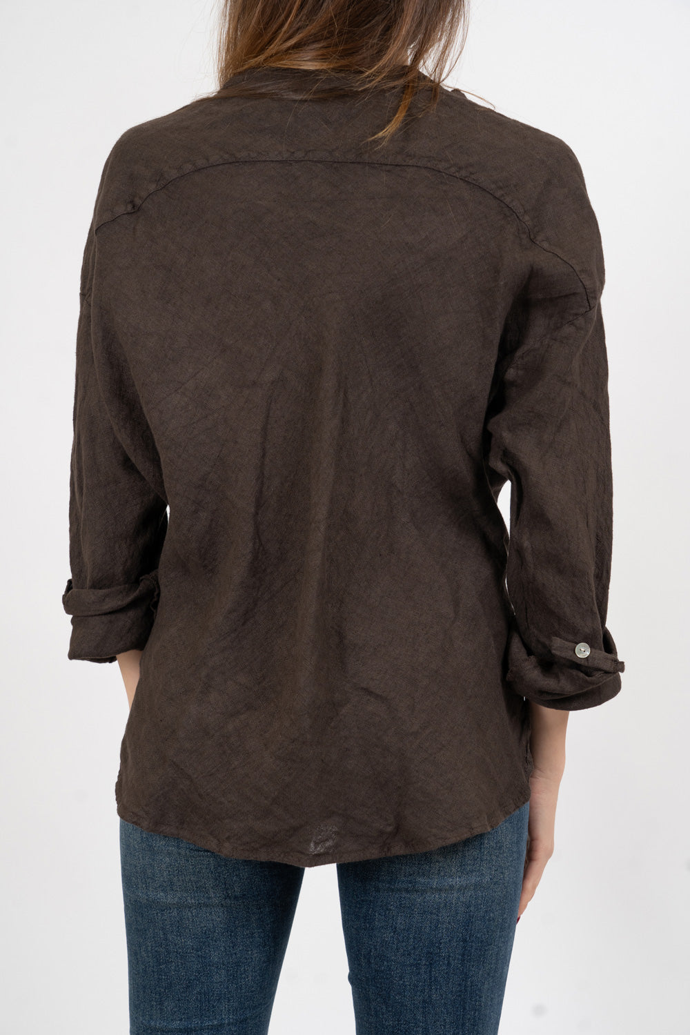Camicia in lino con collo coreano e spalla scesa.