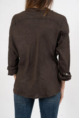 Camicia in lino con collo coreano e spalla scesa.