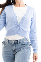 modella indossando Giacchino corto in filato primaverile con scollo a V e bottoni colore Celeste Unica