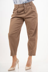 modella indossando Pantalone cropped in cotone elasticizzato camel Made in Italy colore Camel