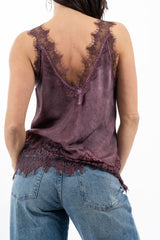 modella indossando Top con pizzo in viscosa satinata scollo a V colore