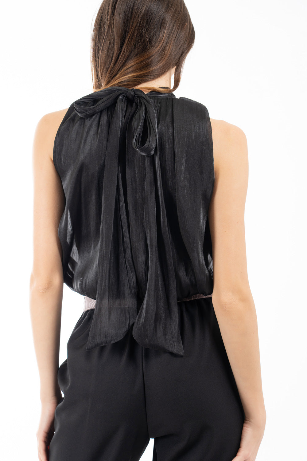 modella indossando Body smanicato effetto sblusato con collo alto e fusciacca colore