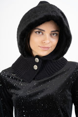 modella indossando Cappuccio CozyFur in Maglia colore Nero Unica