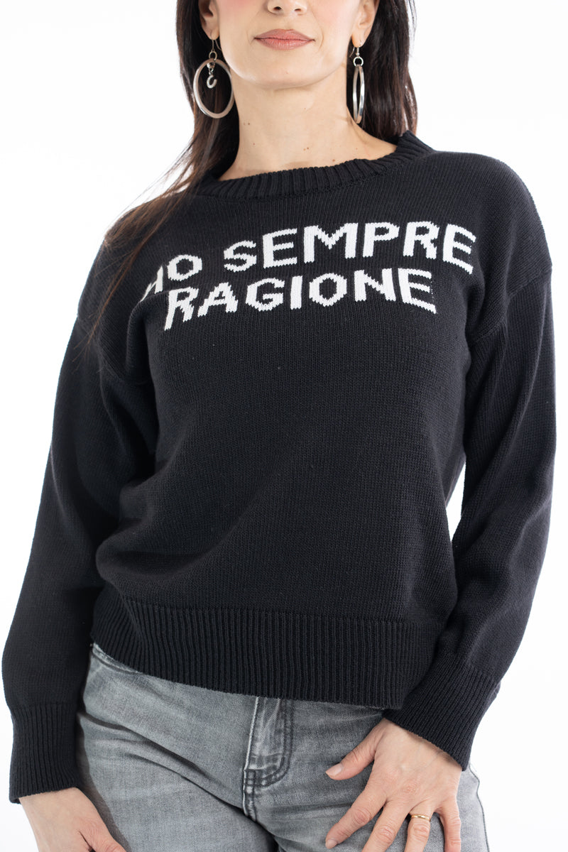 modella indossando Maglione girocollo con scritta “Ho sempre ragione” in cotone misto colore Nera-Bianca Unica