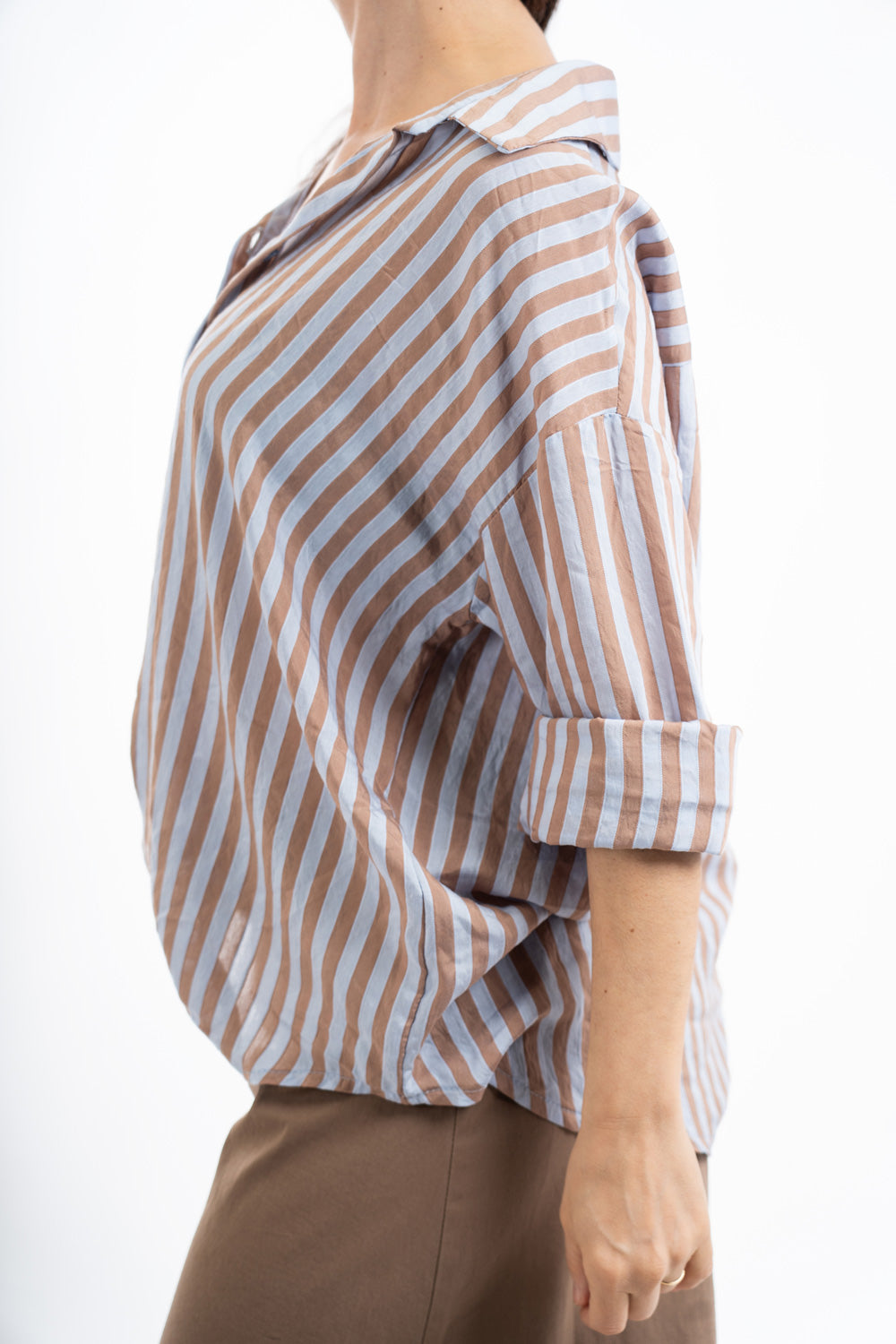 modella indossando Camicia lunga a righe in viscosa con lavorazione jacquard colore