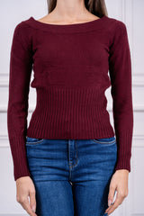 modella indossando Maglia Solenne scollo spalle colore