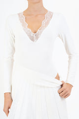 modella indossando Body LaceDream con pizzo e scollo a V colore