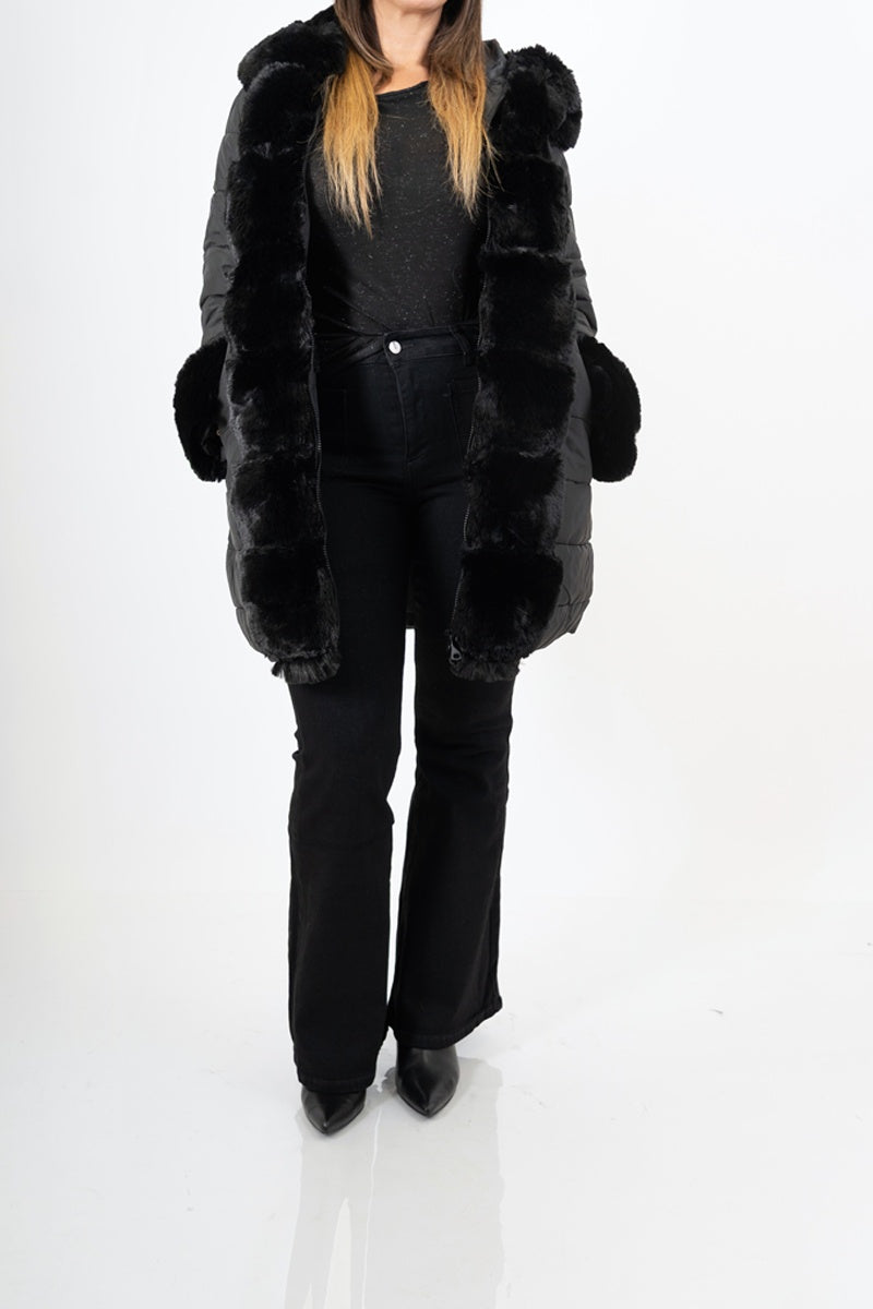 modella indossando Jeans zampa nero elasticizzato con tasche a toppa stile vintage colore