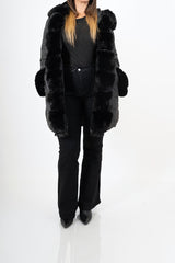 modella indossando Jeans zampa nero elasticizzato con tasche a toppa stile vintage colore