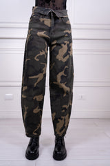 modella indossando Jeans mom fit Kestrel Mimetico colore