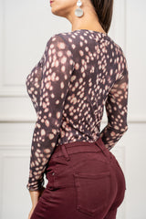 modella indossando Maglia Aveline Ocelot in misto cashmere colore