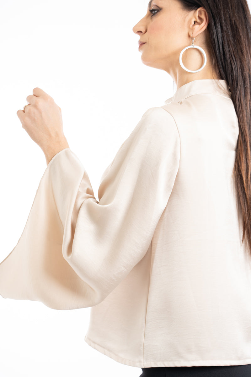 modella indossando Blusa in raso con maniche pipistrello e scollo a goccia colore