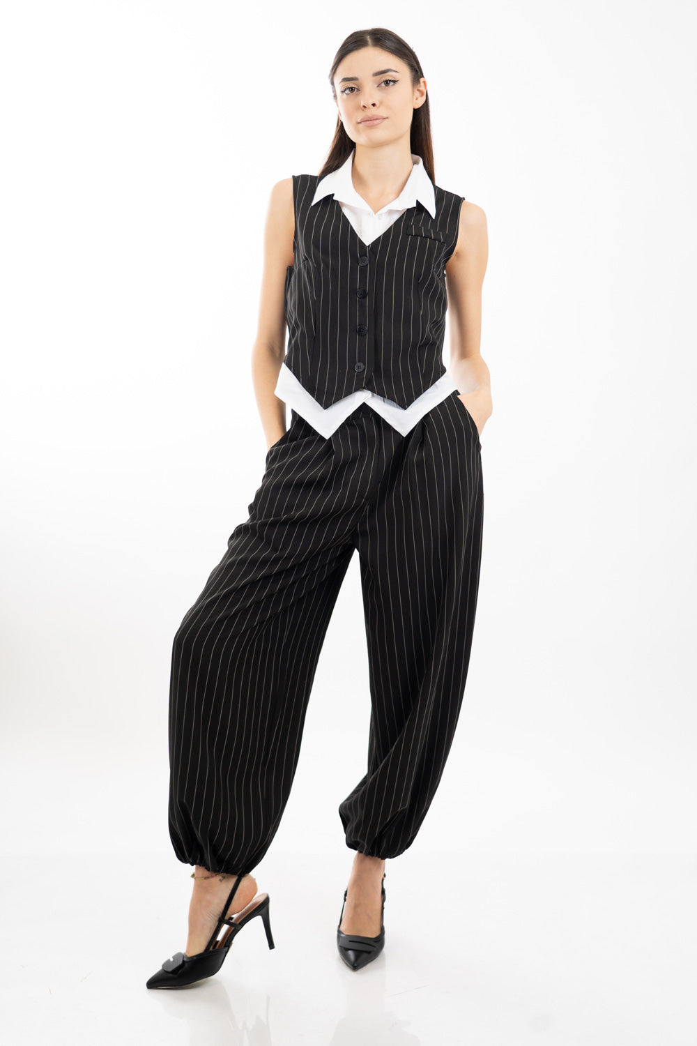 modella indossando Gilet gessato con camicia incorporata in cotone colore