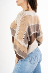 modella indossando Maglione ColorWave a righe in misto lana colore