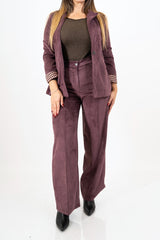 modella indossando Giacca Velvet Line effetto velluto a coste prugna colore