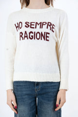 modella indossando Maglione girocollo con scritta “Ho sempre ragione” in misto lana Made in Italy colore Panna-Bordeaux Unica